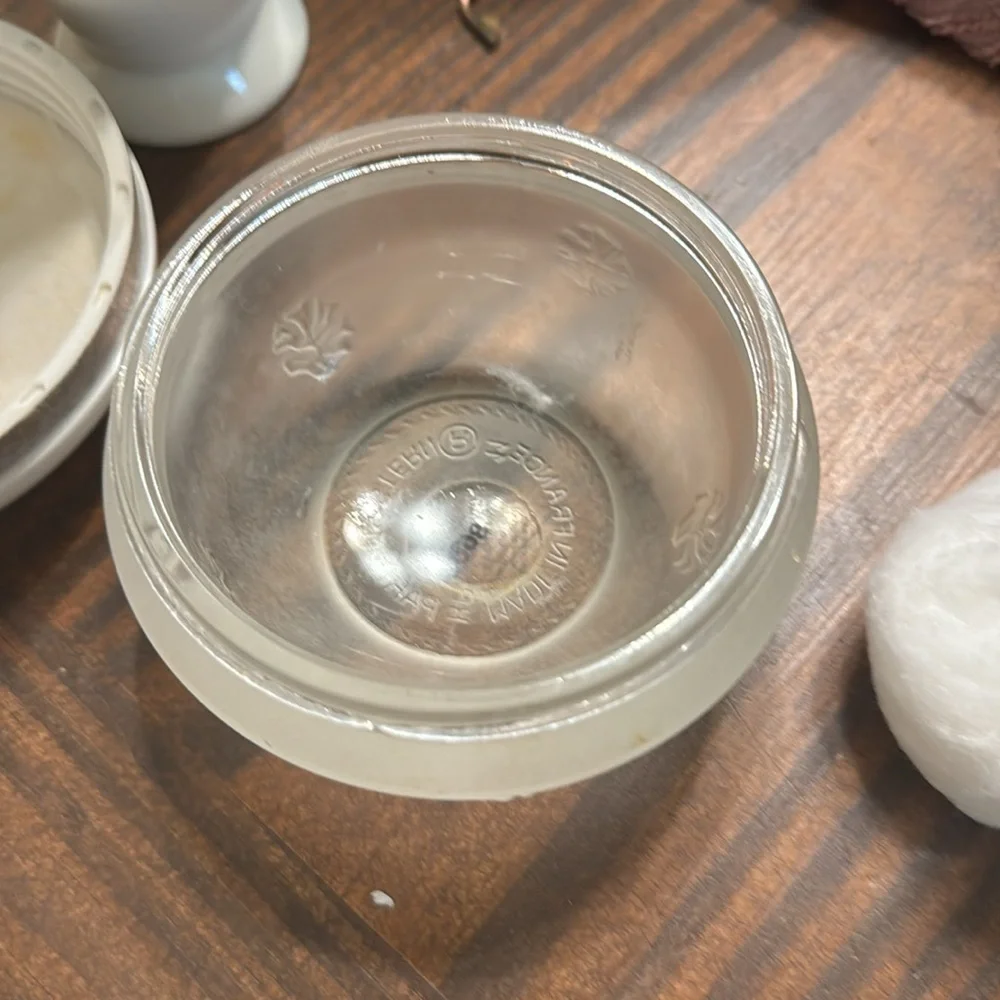 Vintage oscar de la Renta powder container